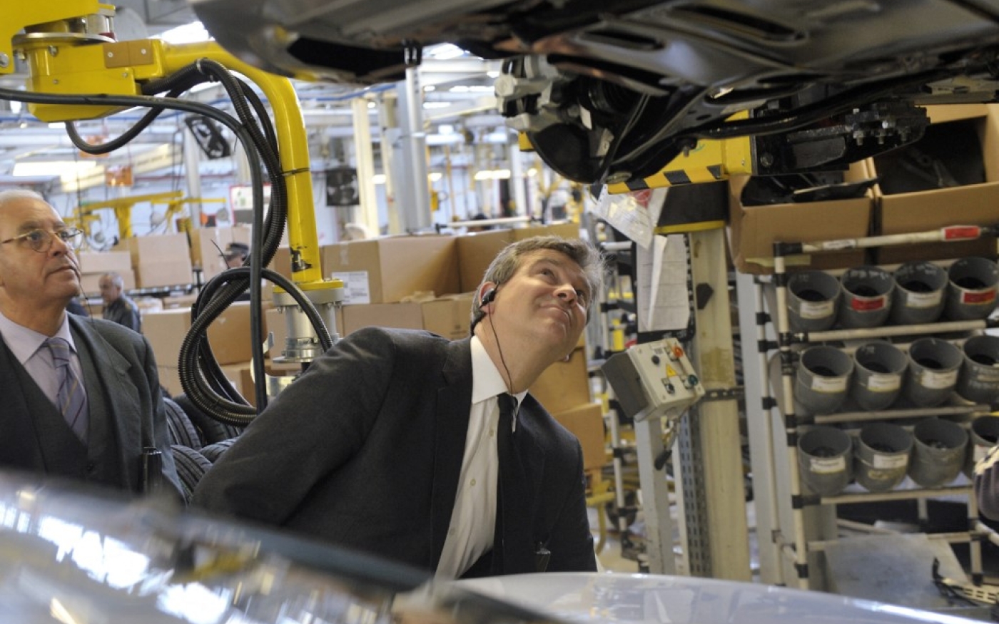 L’ex-ministre français de l’Économie Arnaud Montebourg visite l’usine Renault près d’Oran, en 2016 (AFP/Ryad Kramdi)