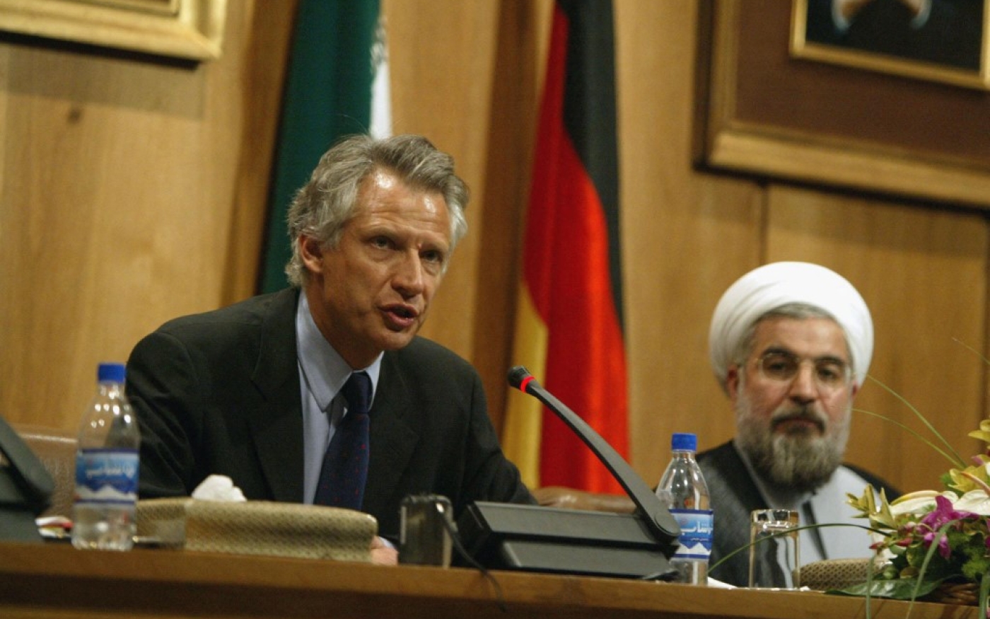 L’Iran promet une « pleine coopération » pour prouver qu’il ne développe plus d’armes nucléaires : Hassan Rohani en conférence de presse avec Dominique de Villepin, le 21 octobre 2003 à Téhéran (AFP)