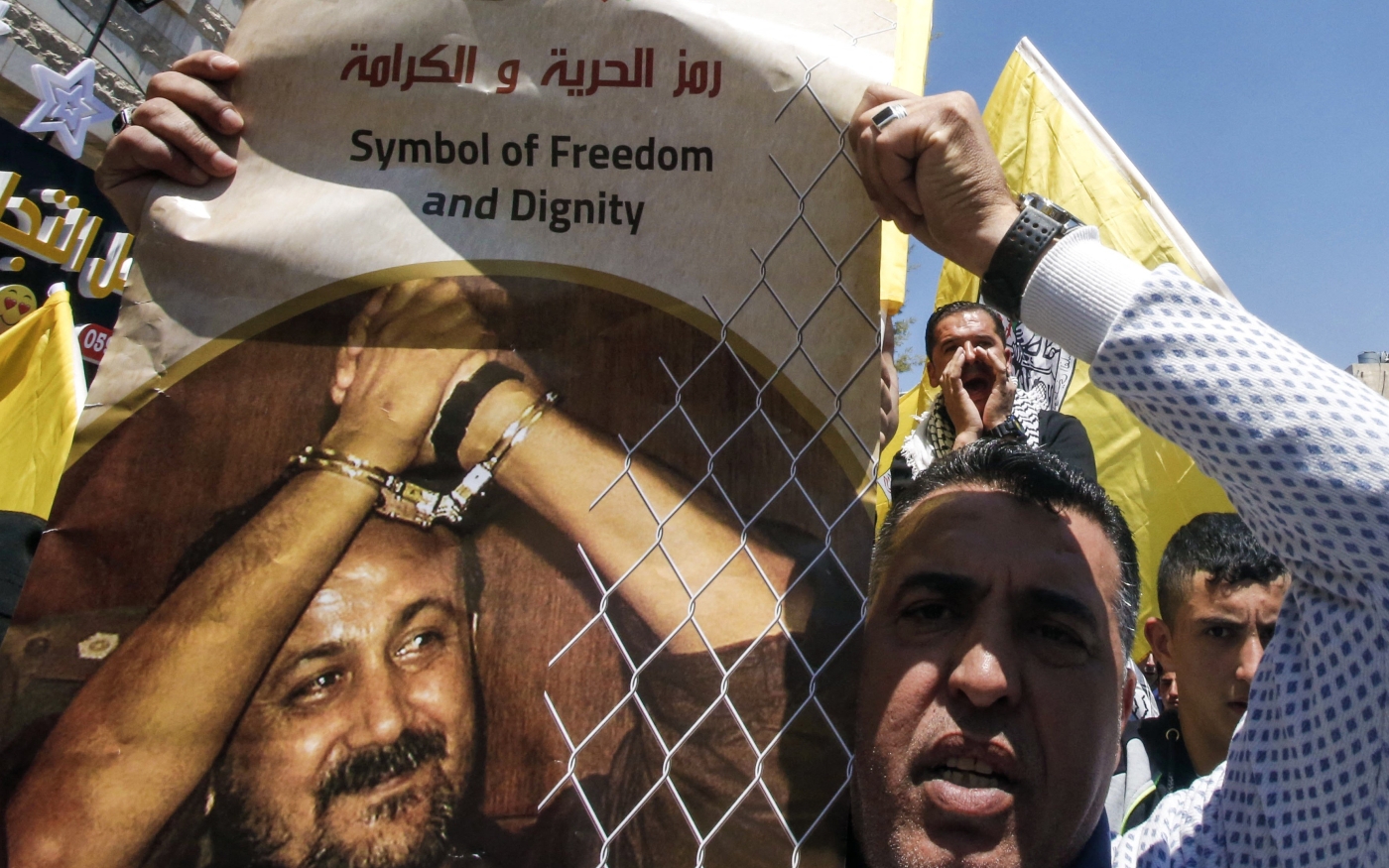 Un homme tient une affiche représentant l’éminent prisonnier palestinien Marouane Barghouti et réclamant sa libération à l’occasion d’un rassemblement, le 17 avril 2017 (AFP)