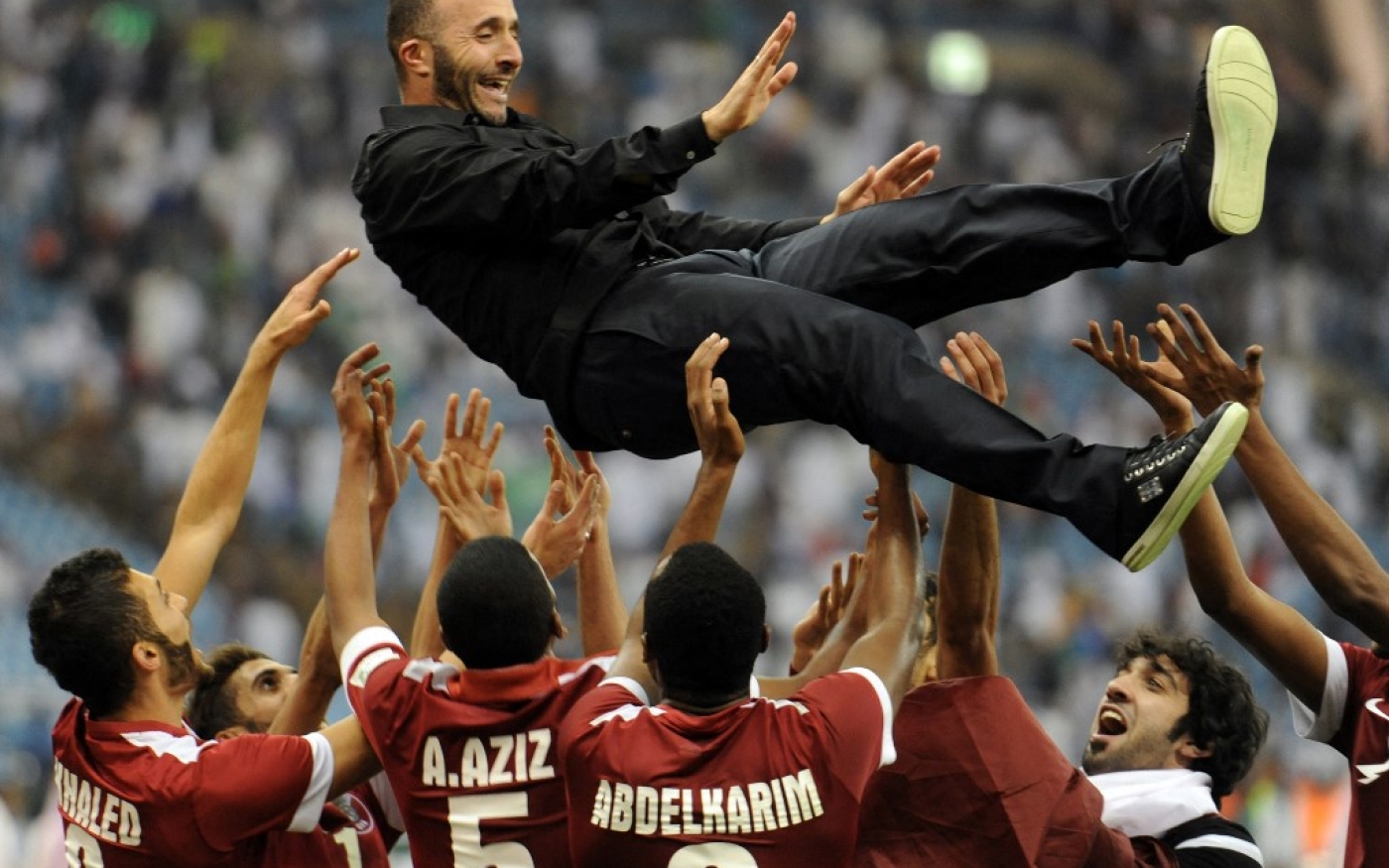 Les joueurs du Qatar fêtent leur coach après avoir vaincu l’Arabie saoudite, remportant ainsi leur troisième Coupe du Golfe (AFP/Fayez Nureldine)