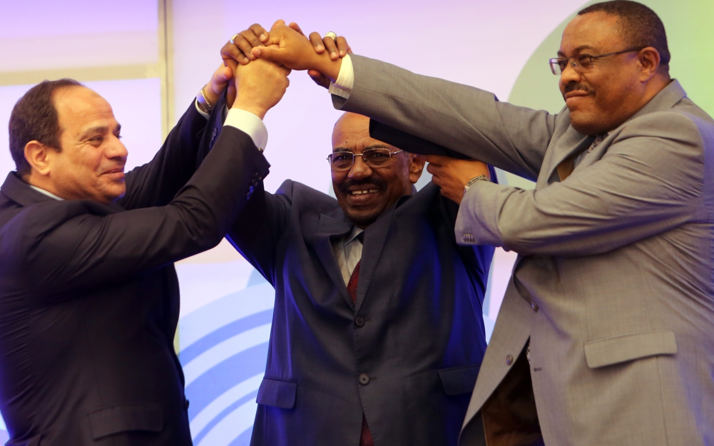 Sissi, le président soudanais de l’époque Omar el-Béchir (au centre) et le Premier ministre éthiopien Haile Mariam Desalegn lors d’une réunion à Khartoum, le 23 mars 2015 (AFP)
