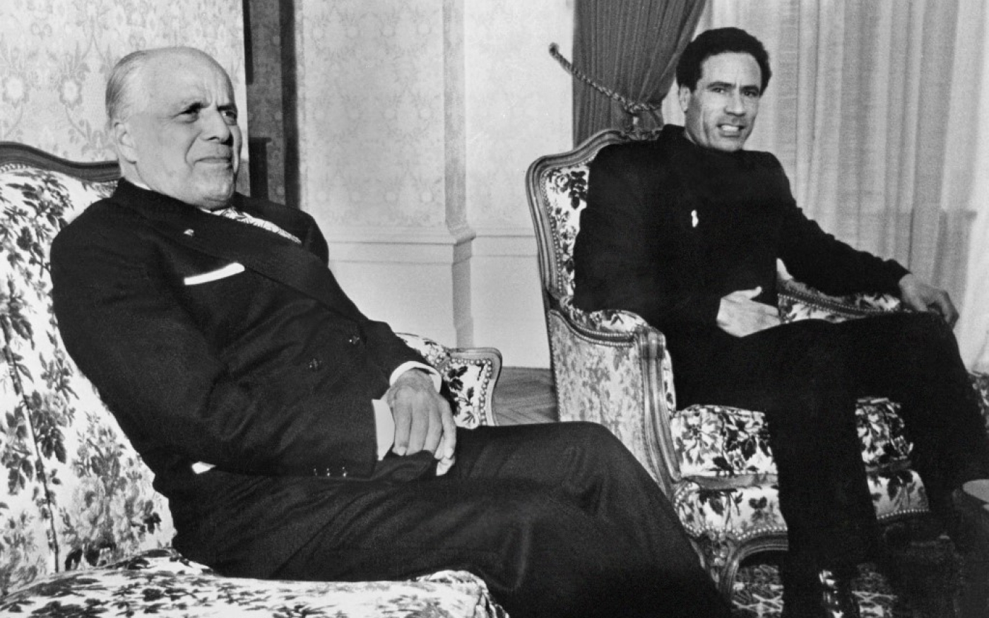 Habib Bourguiba (à gauche) et le jeune Mouammar Kadhafi, le 26 janvier 1974 (AFP)