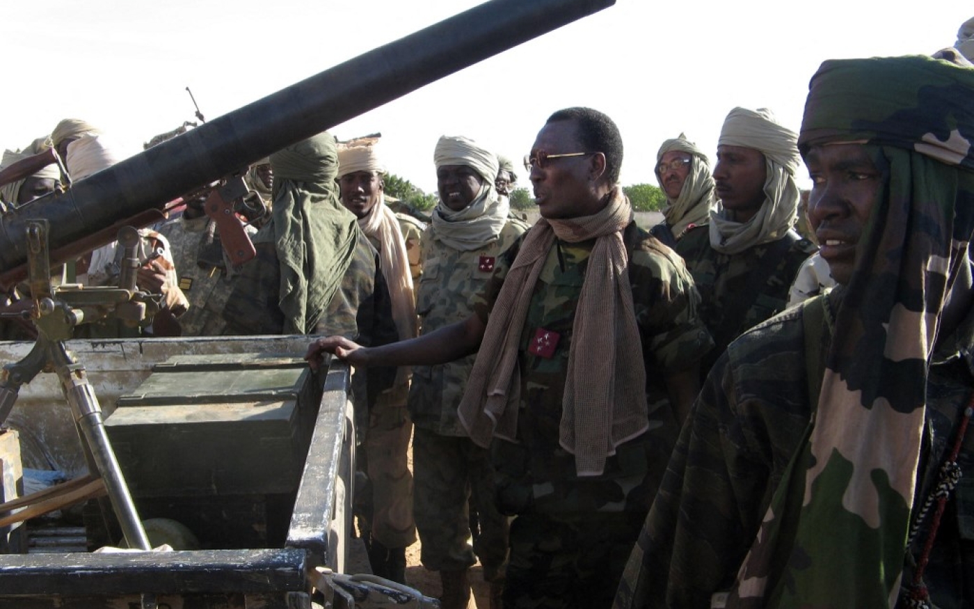 Le président tchadien Idriss Déby, entouré de ses généraux, en décembre 2006 à Adre, au Tchad, près de la frontière avec la province soudanaise du Darfour, déchirée par les conflits (AFP)