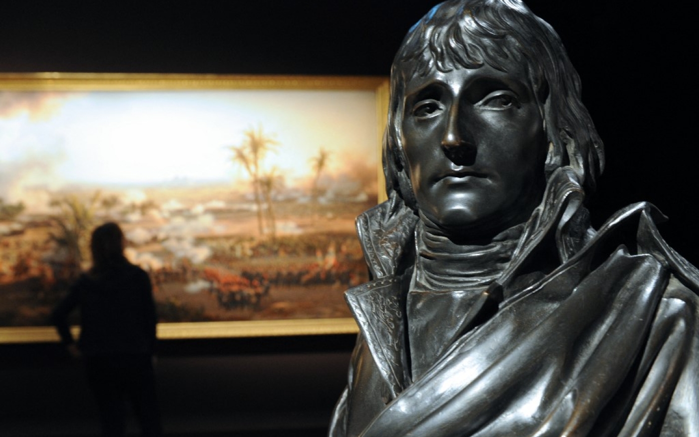  Une photo prise en 2008 à l’Institut du monde arabe à Paris, montre un bronze de Napoléon Bonaparte dans le cadre de l’exposition « Bonaparte et l’Égypte, feu et lumières » (AFP/Boris Horvat) 