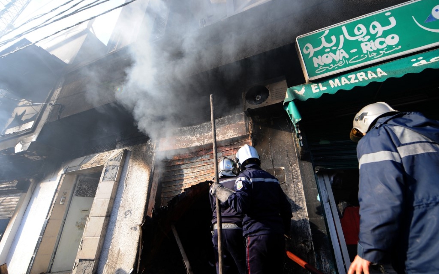 Des pompiers éteignent un incendie à Ettadhamen, le 13 janvier 2011. Dans cette ville, la mobilisation contre Ben Ali avait été particulièrement forte (AFP) 