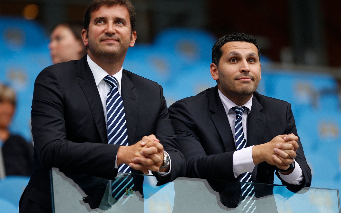 Ferran Soriano, directeur général de Manchester City, et Khaldoon al-Mubarak, président du conseil d’administration, avant le coup d’envoi d’un match de Premier League (AFP)