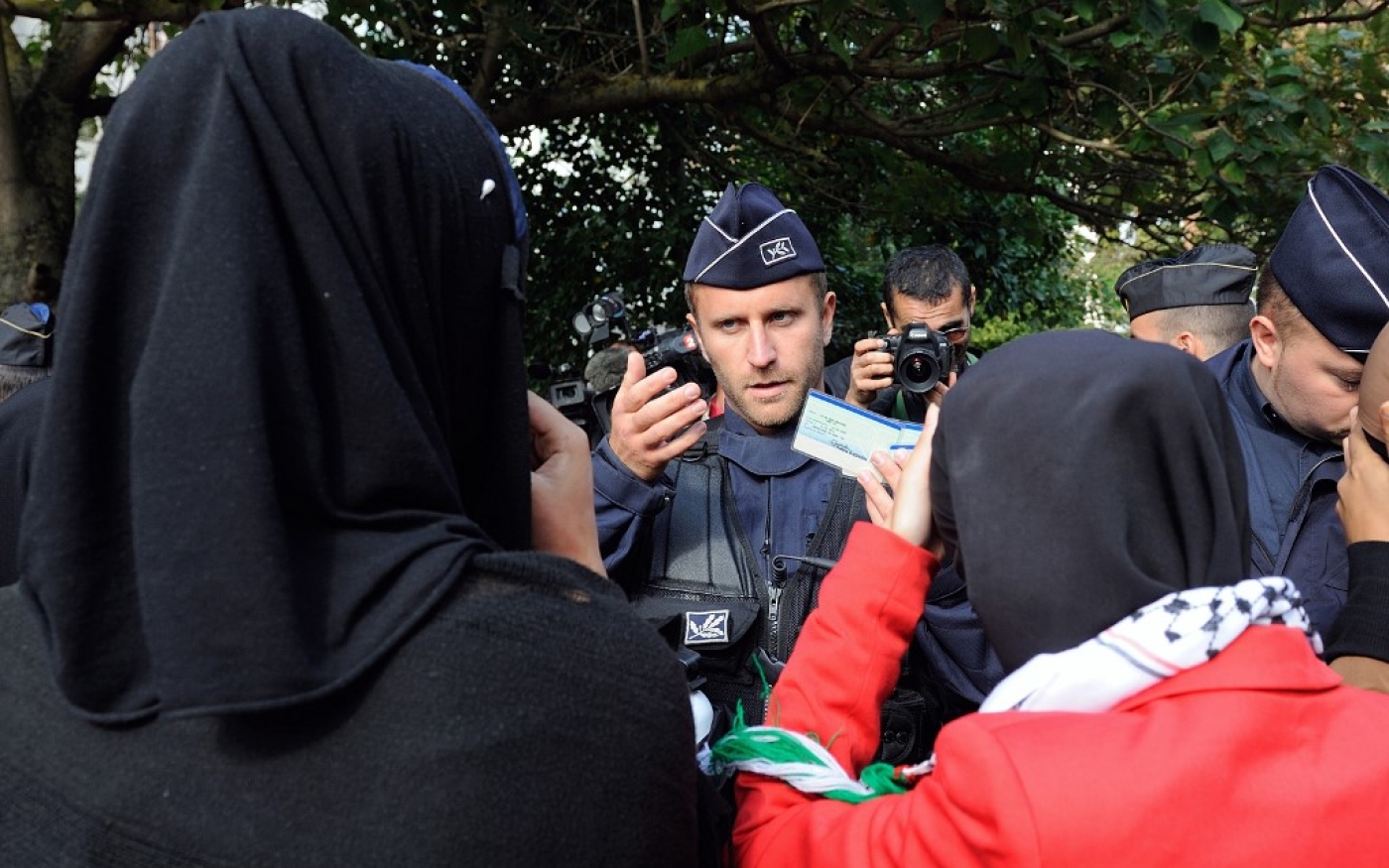 Un policier français interpelle des musulmanes lors d’un contrôle d’identité, le 22 septembre 2012 près de la préfecture de Lille, dans le nord de la France (AFP)