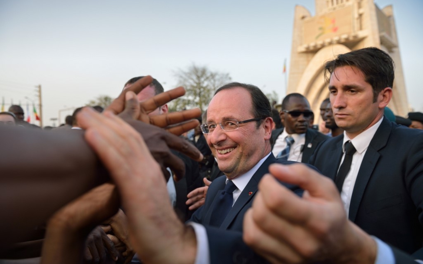 Bain de foule à Bamako pour François Hollande, alors président de la République, à Bamako, le 2 février 2013 (AFP)