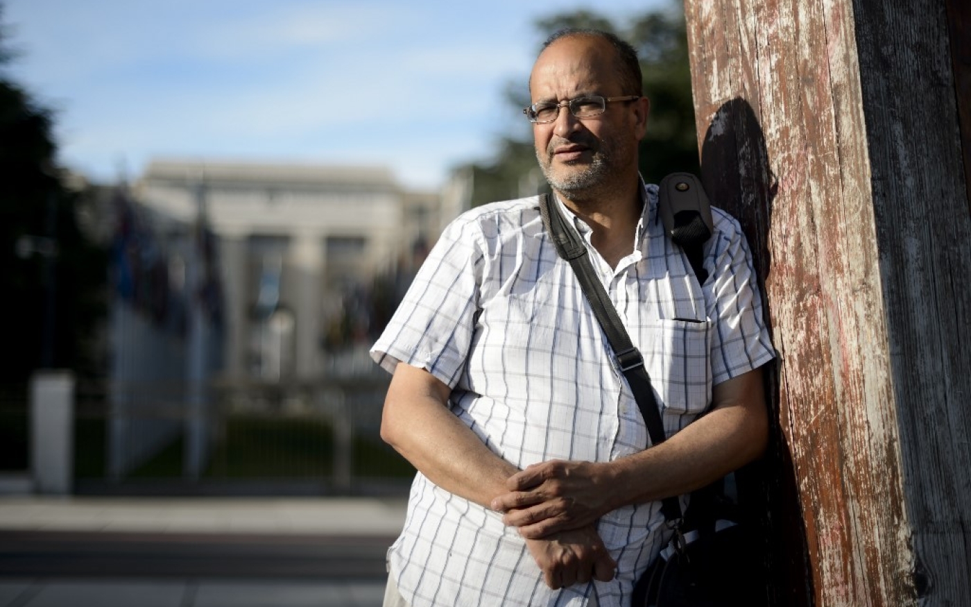 Le journaliste Ali Lmrabet, en grève de la faim depuis le 24 juin pour protester contre le refus des autorités de son pays de renouveler ses papiers d’identité, pose le 29 juin 2015 devant les bureaux des Nations unies à Genève (AFP)