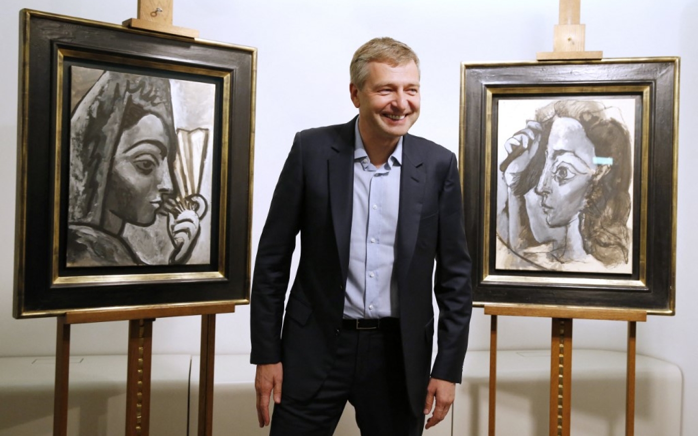 Dmitri Rybolovlev pose à Paris le 24 septembre 2015 devant deux tableaux de Picasso qu’il vient d’acheter (AFP)