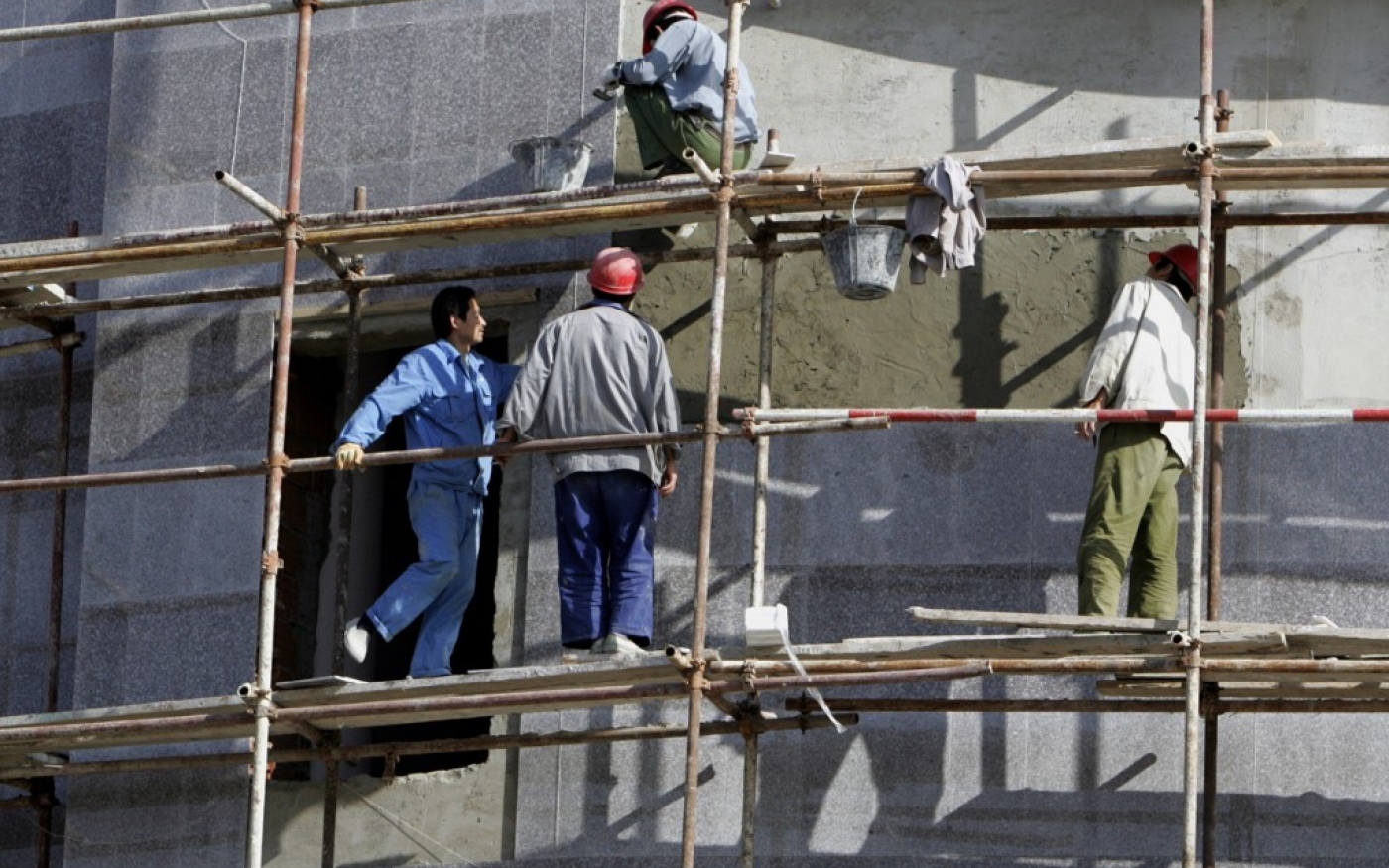 Des ouvriers chinois travaillent sur le chantier du centre commercial al-Qods, à Chéraga, à l’est d’Alger, en octobre 2006 (AFP)