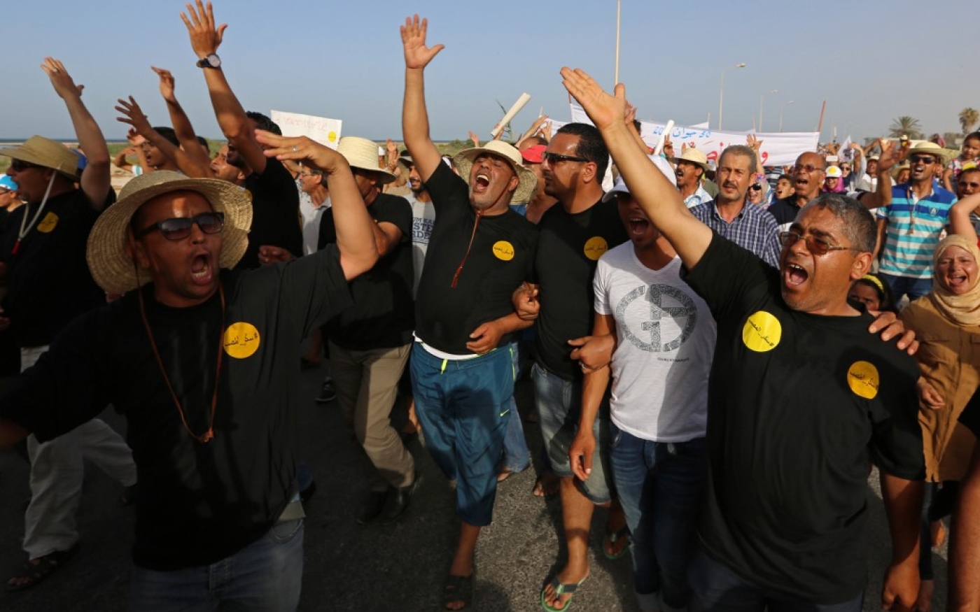 Les habitants clament des slogans antipollution et antigouvernementaux lors d’une manifestation contre la pollution causée par les usines dans la région tunisienne de Gabès, le 30 juin 2017 (AFP)