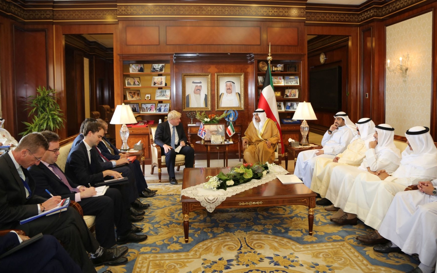 Le ministre koweïtien des Affaires étrangères, le cheikh Sabah al-Khaled al-Sabah (au centre-droit), rencontre son homologue britannique Boris Johnson en 2017 (AFP/KUNA)