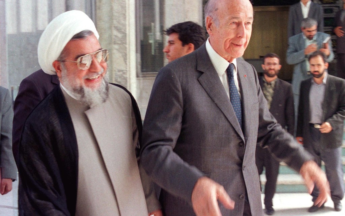 L’ancien président français Valéry Giscard d’Estaing et celui qui est alors vice-président du Parlement iranien et secrétaire du Conseil de sécurité nationale iranien, Hassan Rouhani, le 31 mai 1998 à Téhéran (AFP/STR)