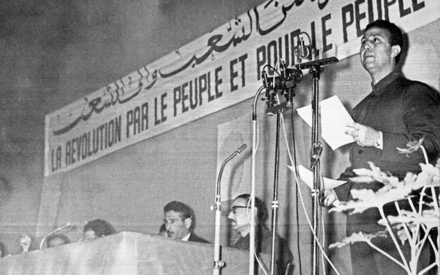 Le président algérien Ahmed Ben Bella prononce le discours d’ouverture du congrès du Front de libéraion national (FLN), le 16 avril 1964 à Alger (AFP)