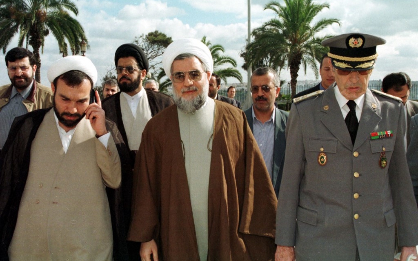 Hassan Rohani (au centre), vice-président du Parlement iranien, marche aux côtés de l’ambassadeur d’Iran à Rabat Hossein Sobhani-Nia (à gauche) et du colonel-major Hassan Skalli (AFP)