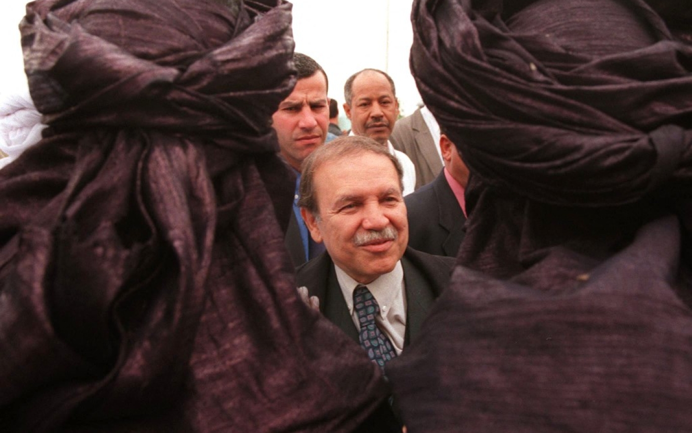 Abdelaziz Bouteflika en campagne présidentielle, à Tamanrasset, dans le sud algérien, en avril 1999 (AFP)