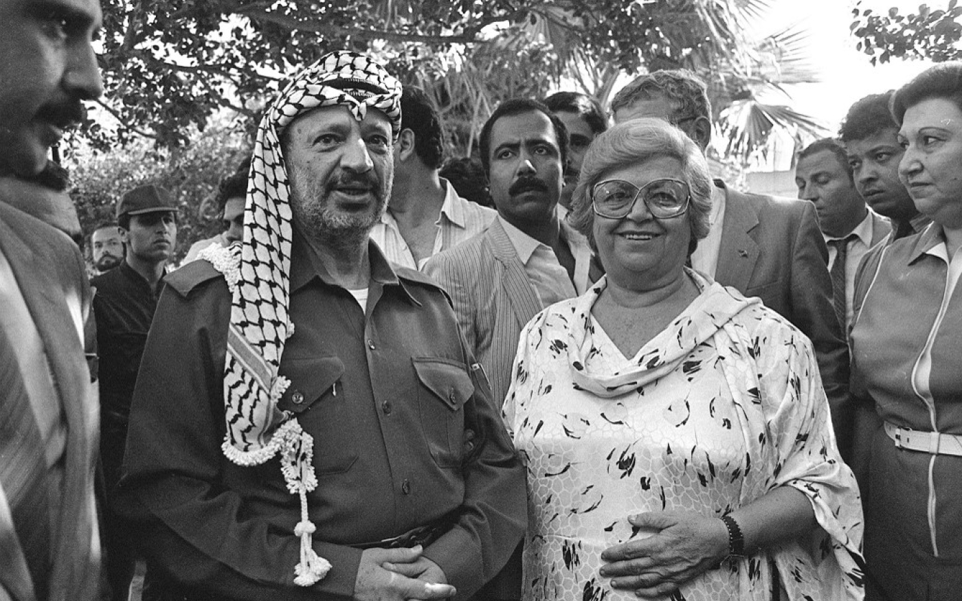 Yasser Arafat, avec Wassila Ben Ammar, épouse de l’ancien président tunisien Habib Bourguiba, le 4 octobre 1985 (AFP)