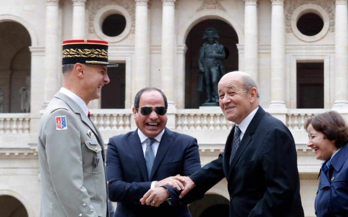 Abdel Fattah al-Sissi plaisante avec le ministre français des Affaires étrangères Jean-Yves Le Drian et le gouverneur militaire de Paris, Bruno Le Ray, à Paris, le 24 octobre 2017 (AFP)