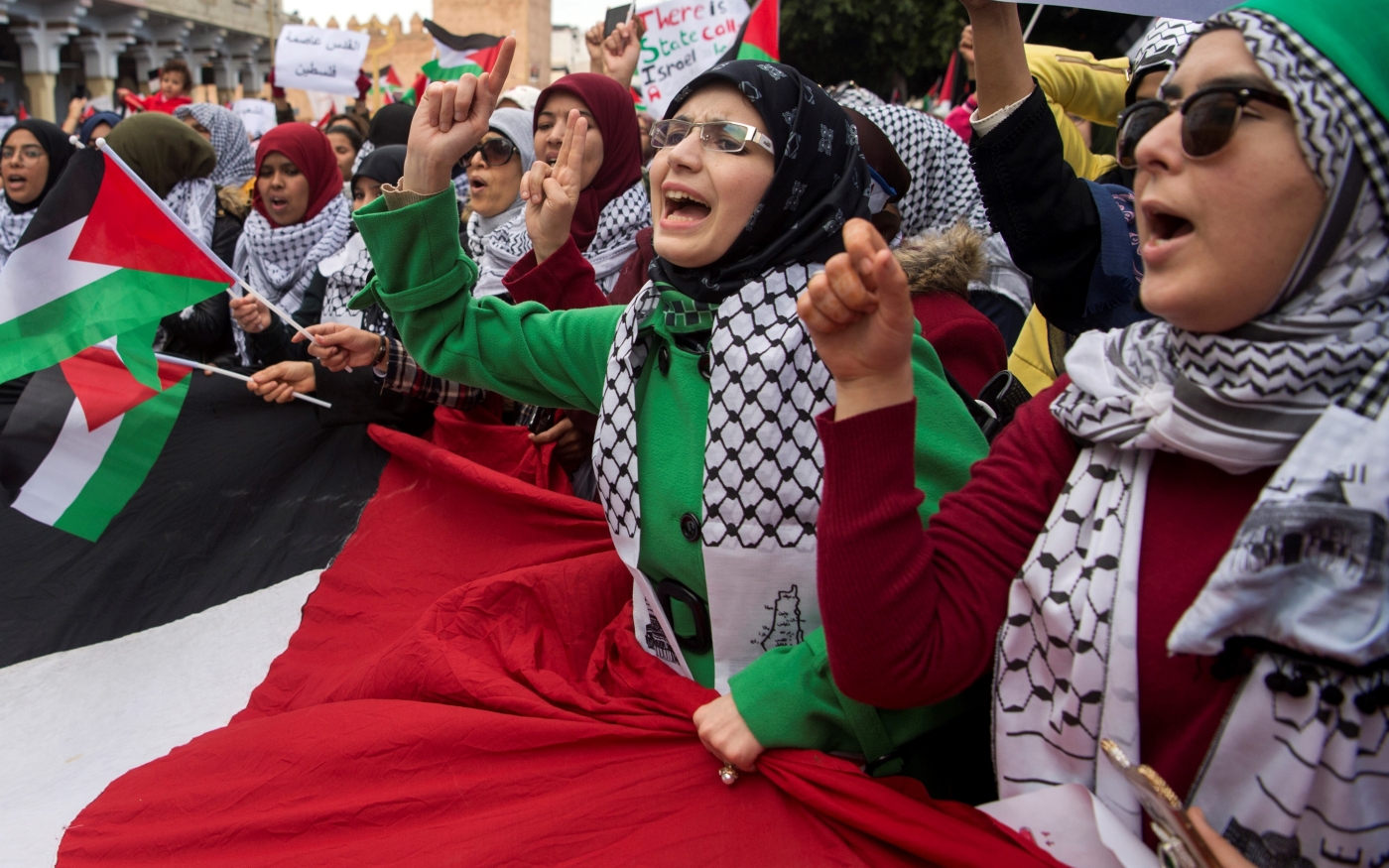 Des manifestants propalestiniens agitent des drapeaux palestiniens et scandent des slogans contre les États-Unis et Israël à Rabat (Maroc), le 10 décembre 2017 (AFP)