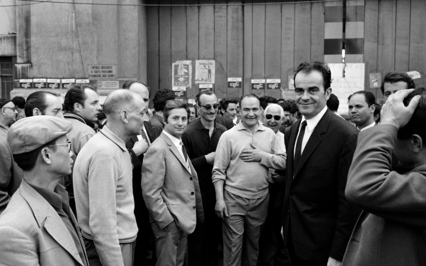 Georges Marchais, un des dirigeants du Parti communiste français, se tient aux côtés des grévistes des usines Renault en mai 1968 (AFP)