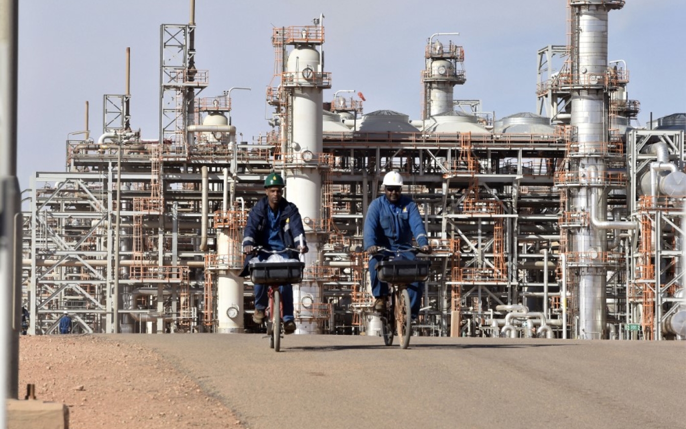 Pour attirer les investisseurs étrangers dans le secteur pétrolier, l’État algérien a simplifié la réglementation et concédé d’importantes incitations fiscales (AFP/Ryad Kramdi)
