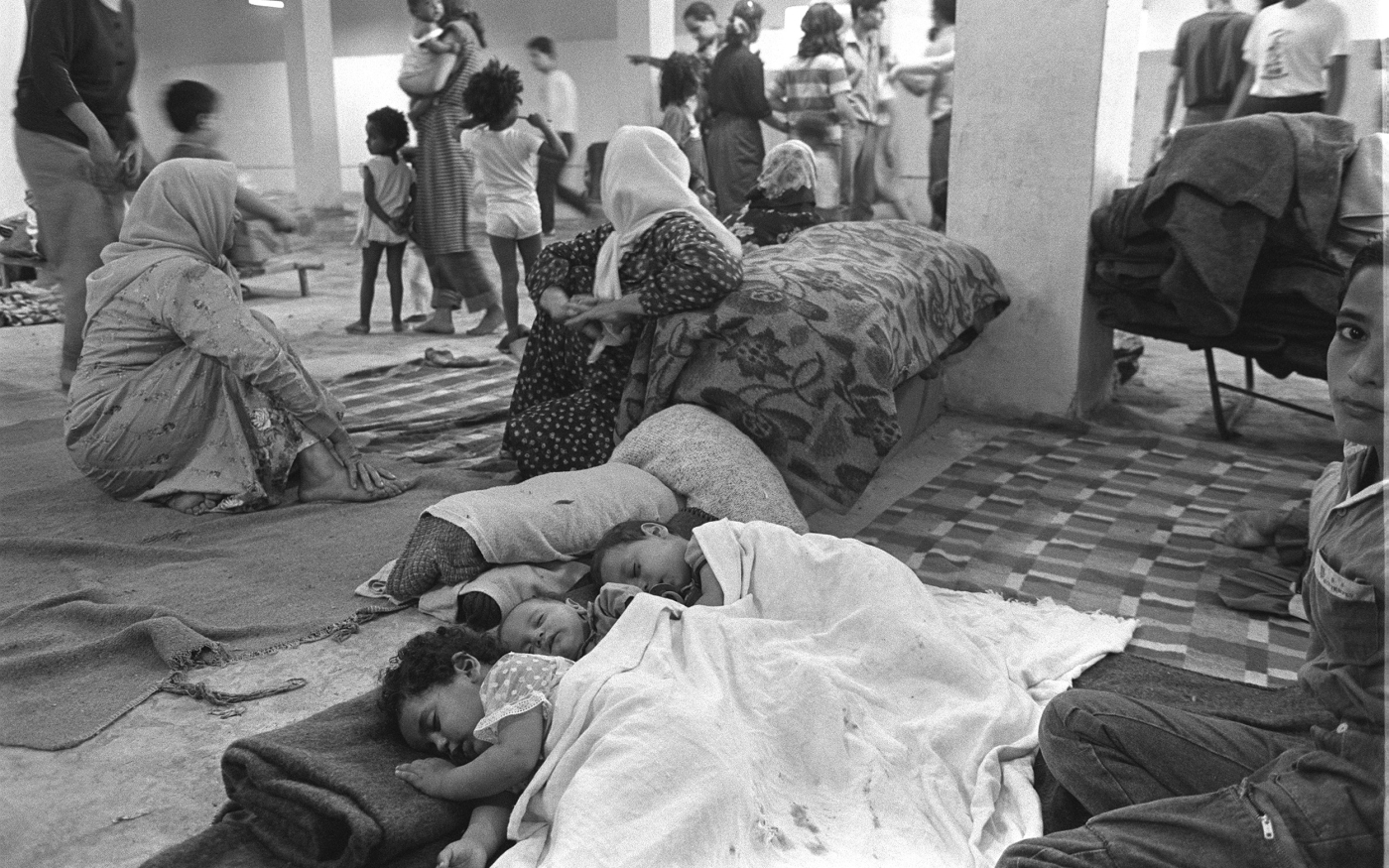 Des familles palestiniennes réfugiées dans un parking souterrain à Beyrouth-Ouest après avoir fuit les bombardements de Sabra et Chatila le 27 mai 1985 (AFP)