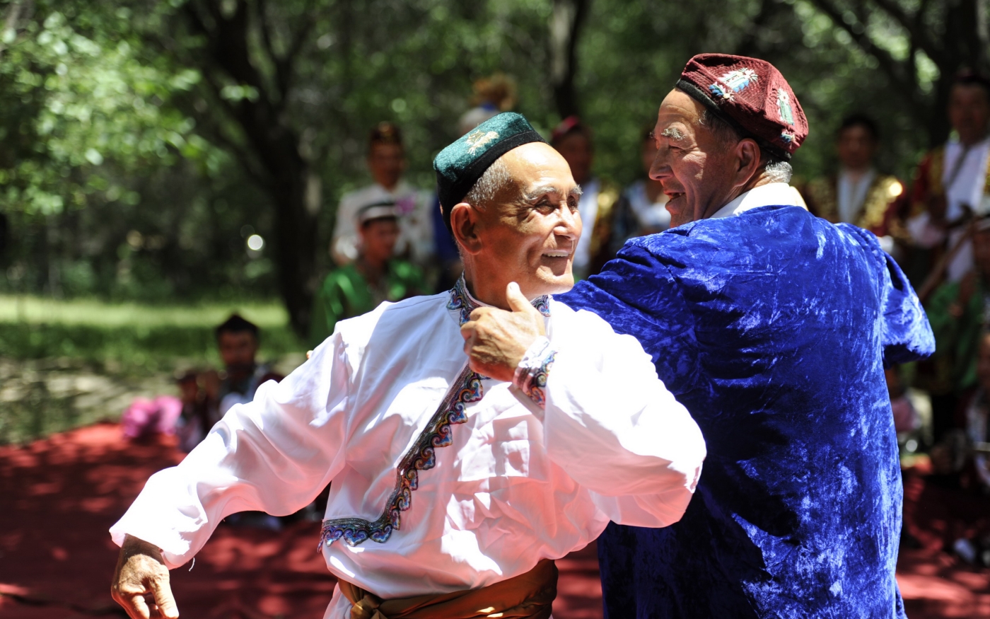 Des Ouïghours présentent une danse traditionnelle appelée « Muqam » (AFP)