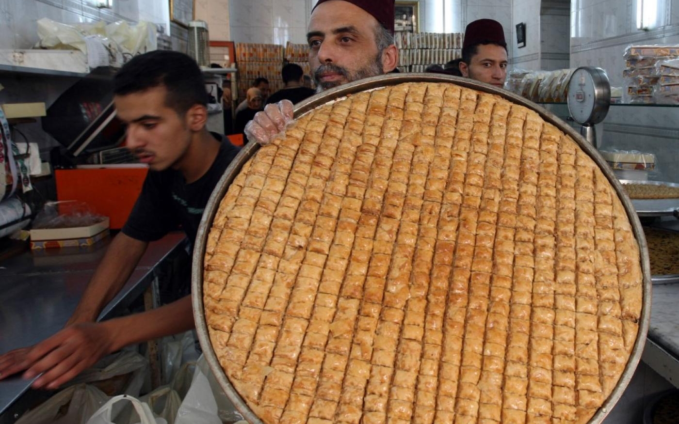 Un boulanger syrien prépare des pâtisseries traditionnelles pour les célébrations de l’Aïd (AFP)
