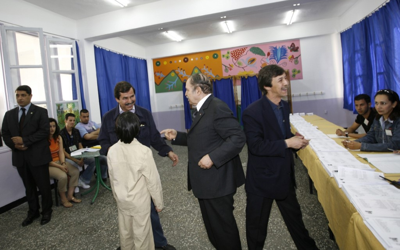 Saïd Bouteflika (à droite), l’ex-chef de l’État Abdelaziz Bouteflika (centre) et Abderrahim-Nacer Bouteflika (à gauche) lors des législatives du 17 mai 2007 (AFP)