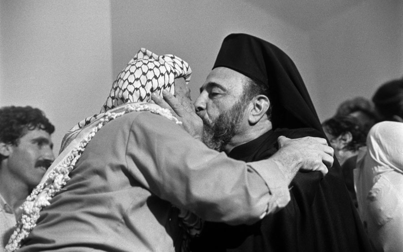 Yasser Arafat et Mgr Capucci, archevêque melkite de Jérusalem, à Athènes (avec l’aimable autorisation de Fouad Elkoury)
