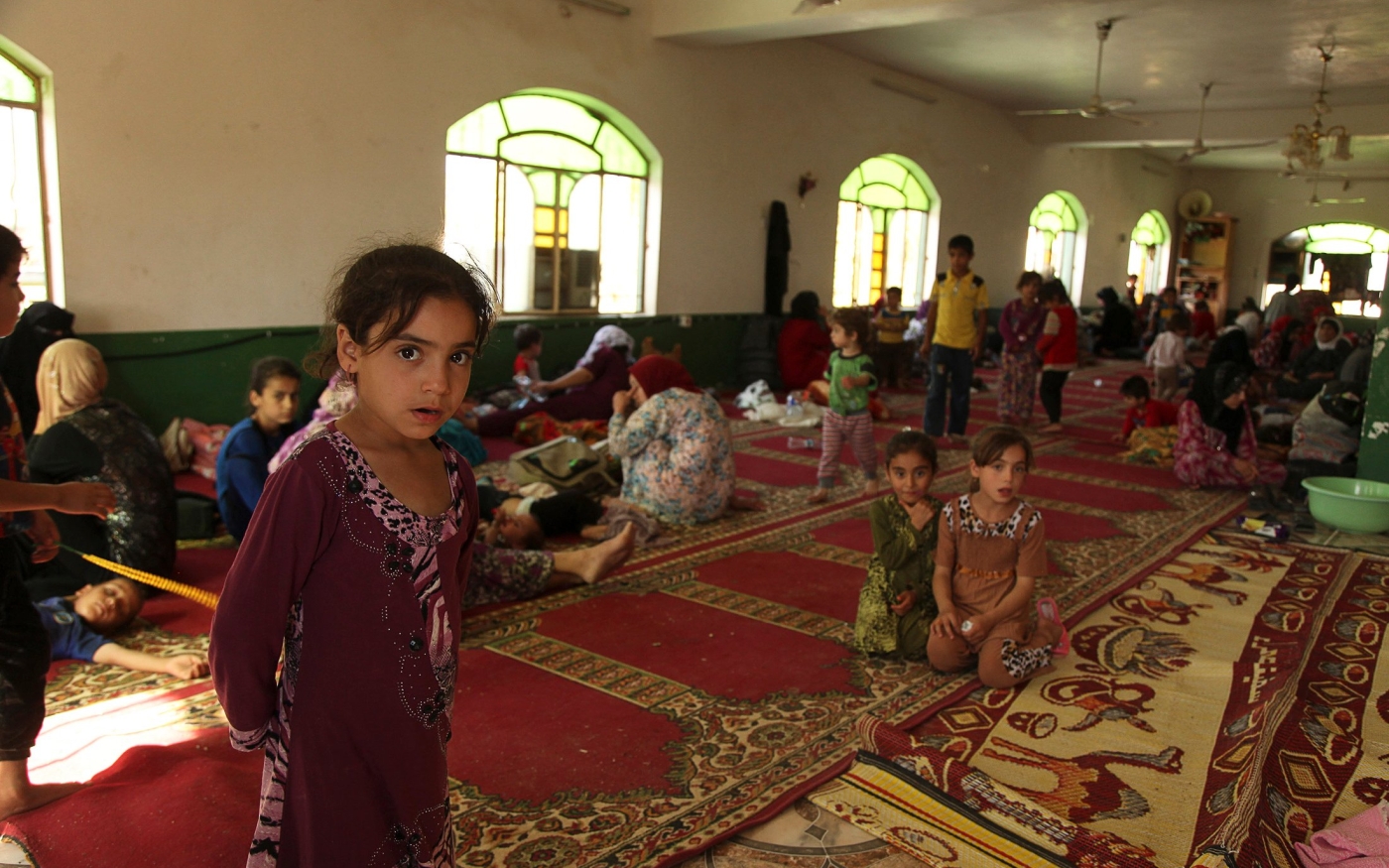 Des familles turkmènes chiites irakiennes qui ont fui Tal Afar se reposent à Shanghal, une ville de la province de Ninive, en juin 2014 (Reuters)