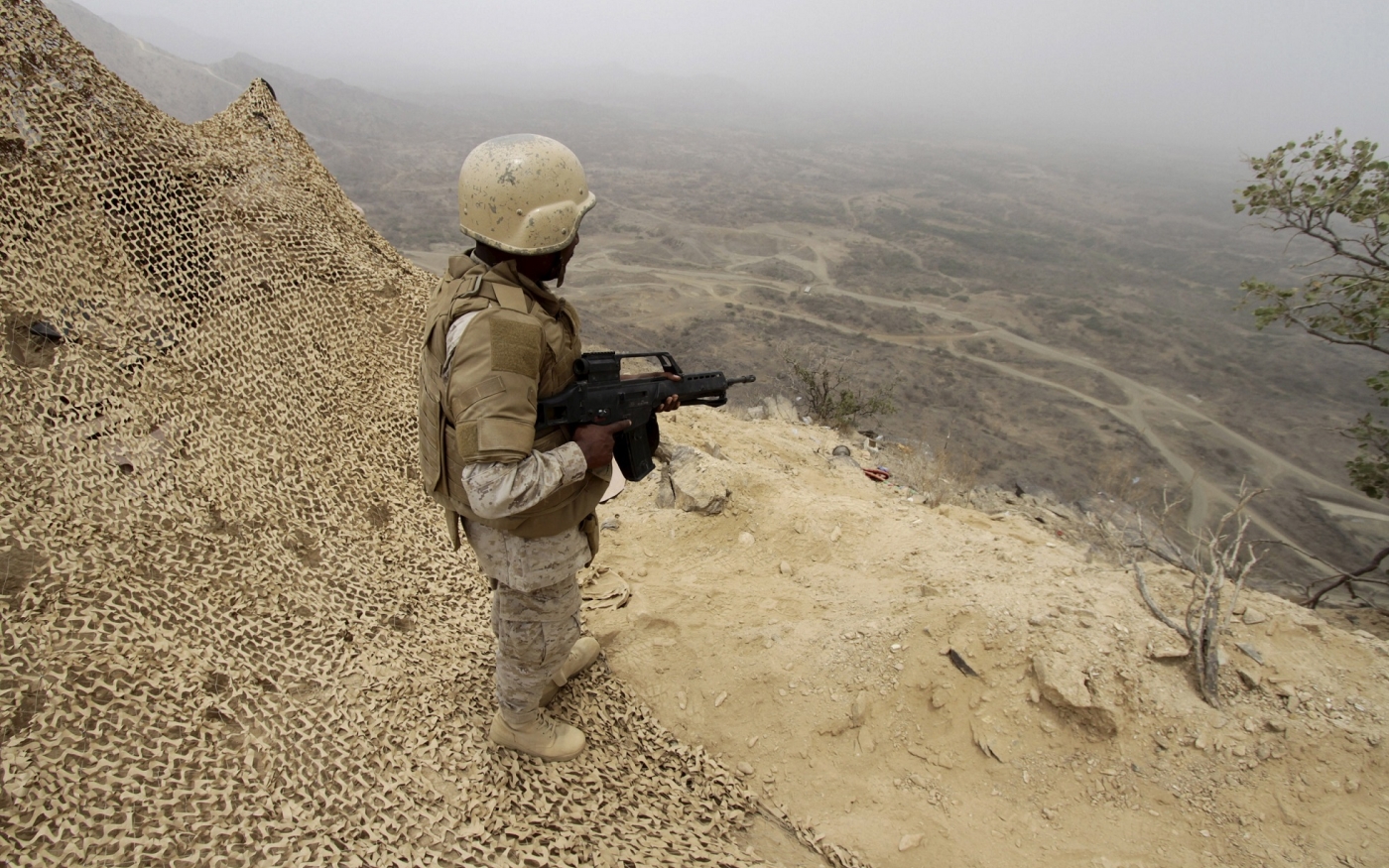 Un soldat saoudien prend position à la frontière saoudienne avec le Yémen (Reuters)