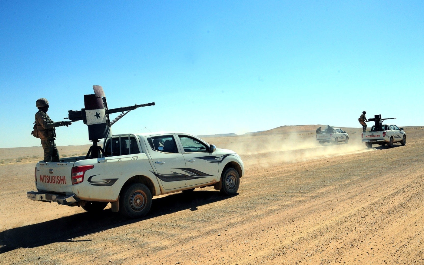 Des forces loyales au président Bachar al-Assad sur des pickups sur lesquels sont montées des armes dans le désert de Badia, en 2017 (Reuters)