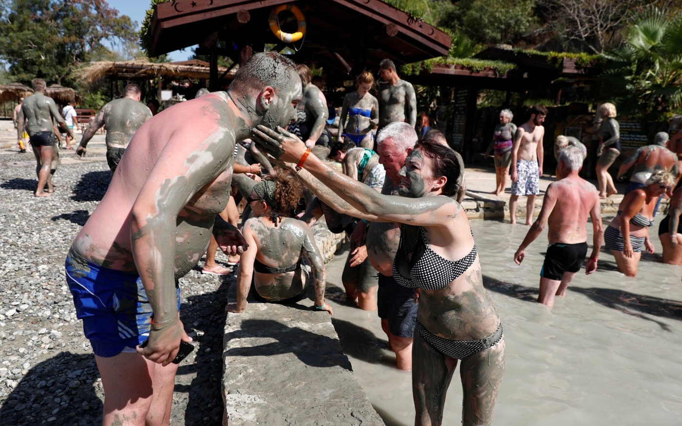 Les touristes russes prennent des bains de boue dans la station balnéaire méditerranéenne de Dalyan, dans la province de Muğla, en Turquie (Reuters)