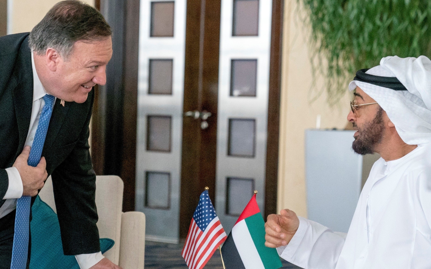 Le secrétaire d’État américain Mike Pompeo et le prince héritier émirati Mohammed ben Zayed se rencontrent au palais al-Shati à Abou Dabi le 10 juillet 2018 (Reuters)