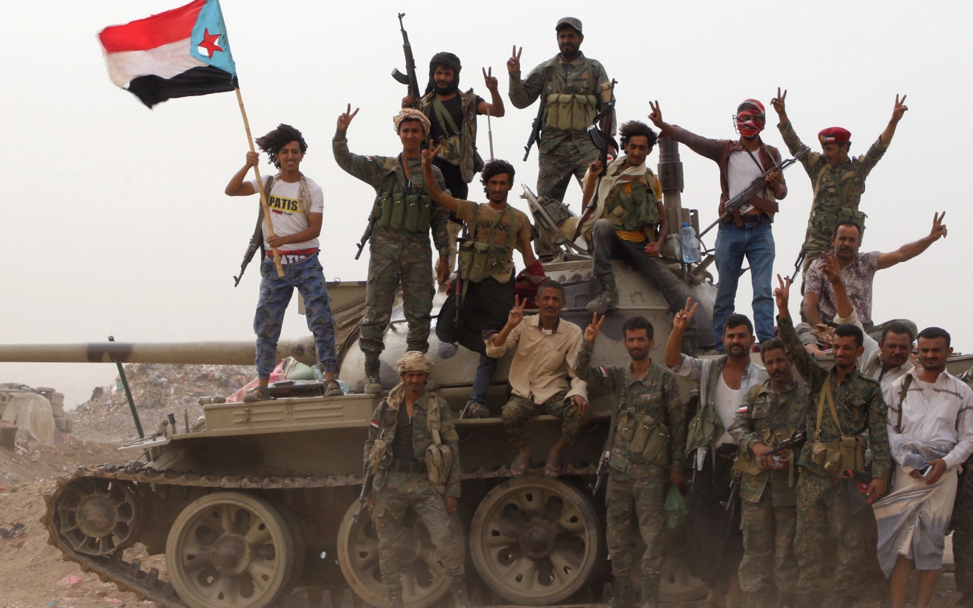 Des membres des forces séparatistes du sud du Yémen soutenues par les Émirats arabes unis se tiennent sur un char lors d’affrontements avec les forces gouvernementales à Aden, le 10 août (Reuters)