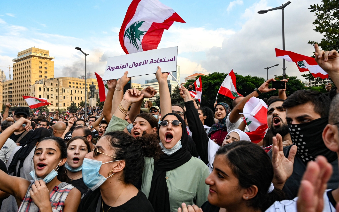 De jeunes manifestants chantent ensemble sur la place Riad el-Solh de Beyrouth, en octobre 2019 (AFP)