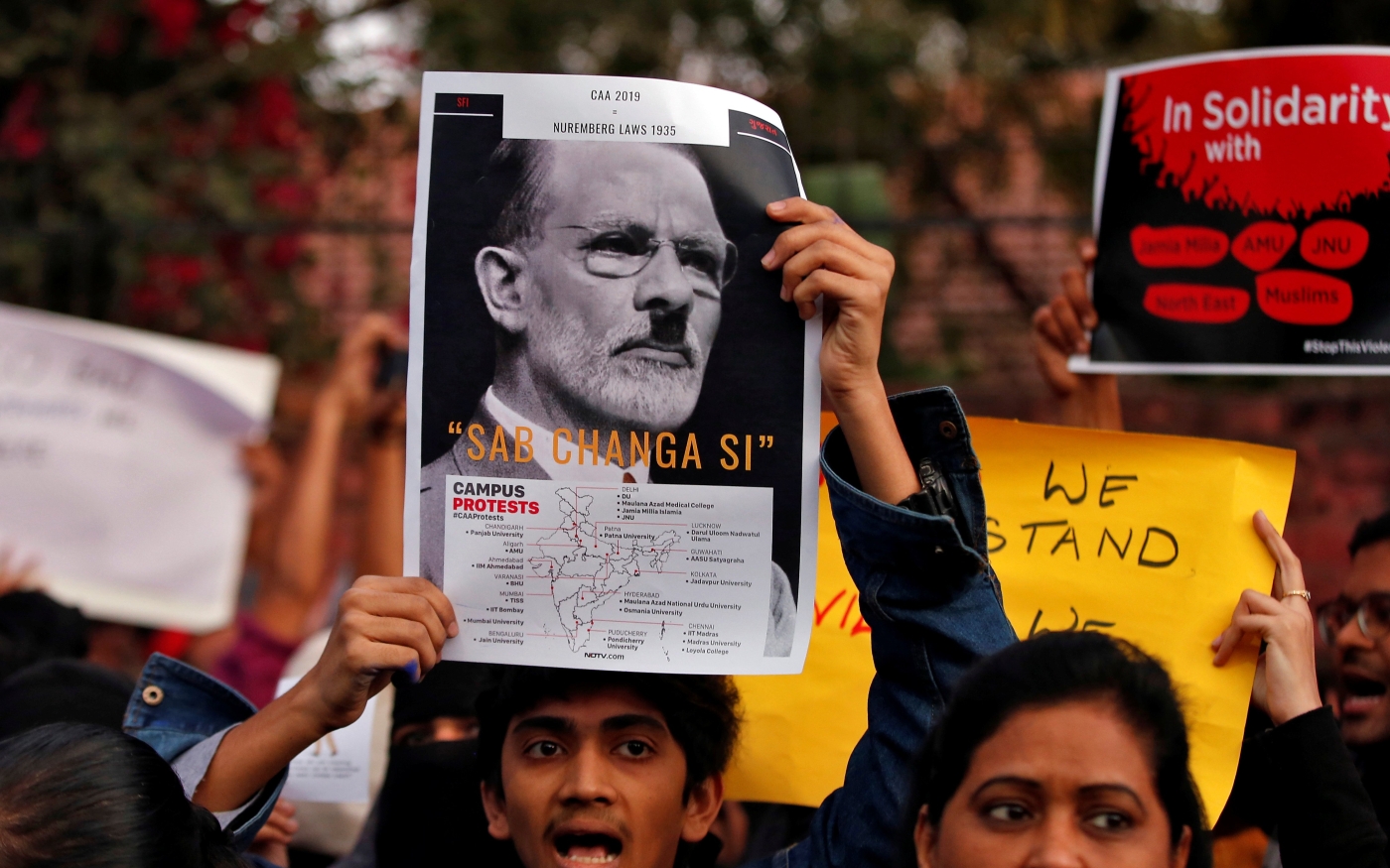 Des manifestants expriment leur opposition à une nouvelle loi sur la nationalité et leur solidarité avec les étudiants de l’université Ahmedabad en Inde, le 17 décembre 2019 (Reuters)