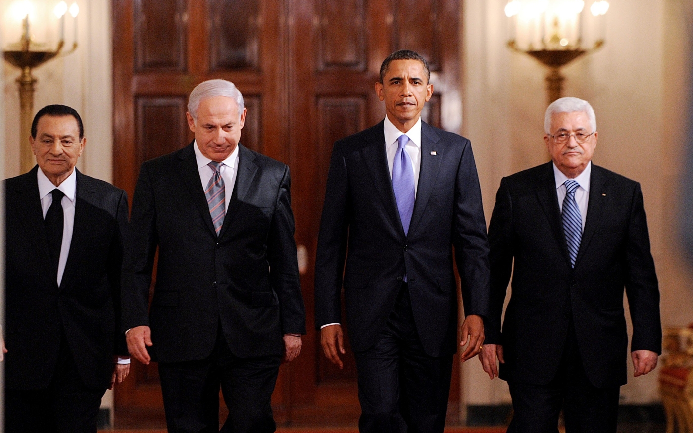 Le président américain Barack Obama s’avance avec les dirigeants du Moyen-Orient dans l’East Room de la Maison-Blanche, à Washington D.C. (États-Unis), le 1er septembre 2010 (Reuters)