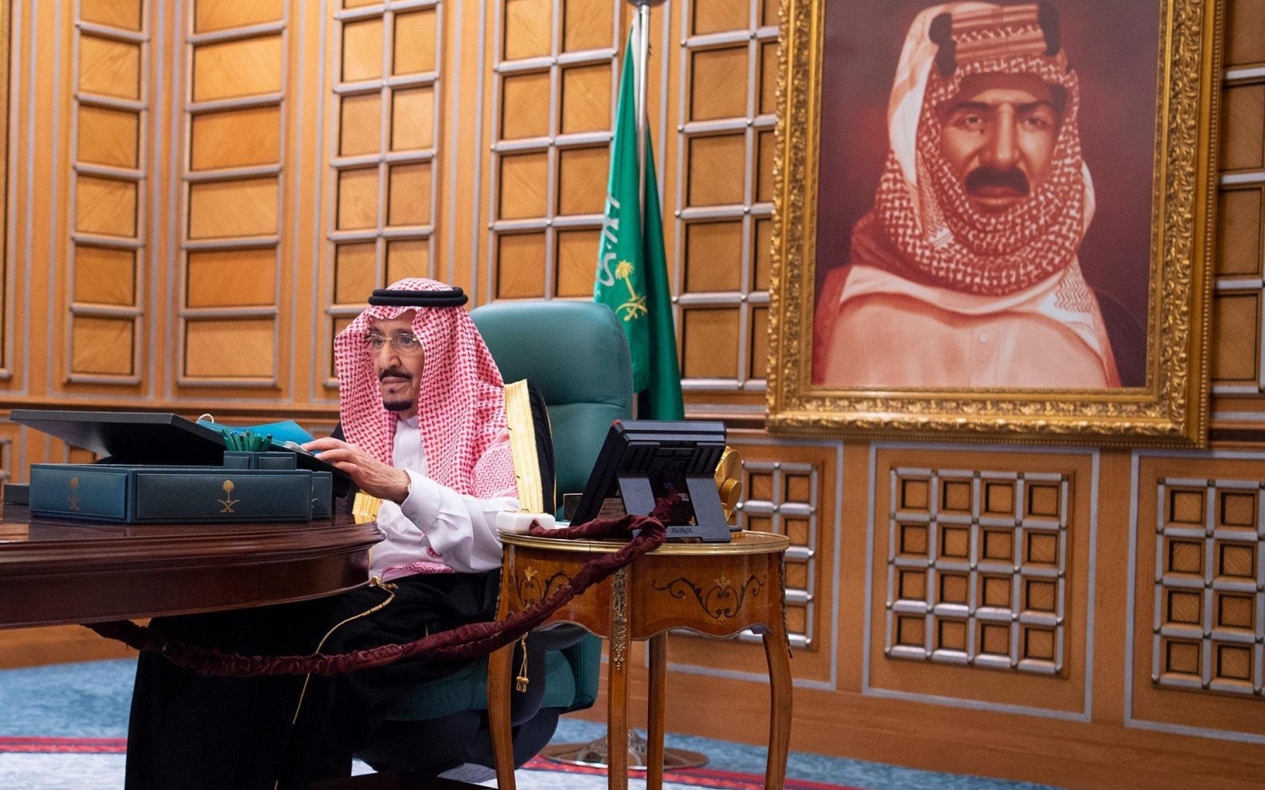 Le roi Salmane, lors d’une visioconférence avec le cabinet des ministres à Riyad en Arabie saoudite le 13 mai (AFP)
