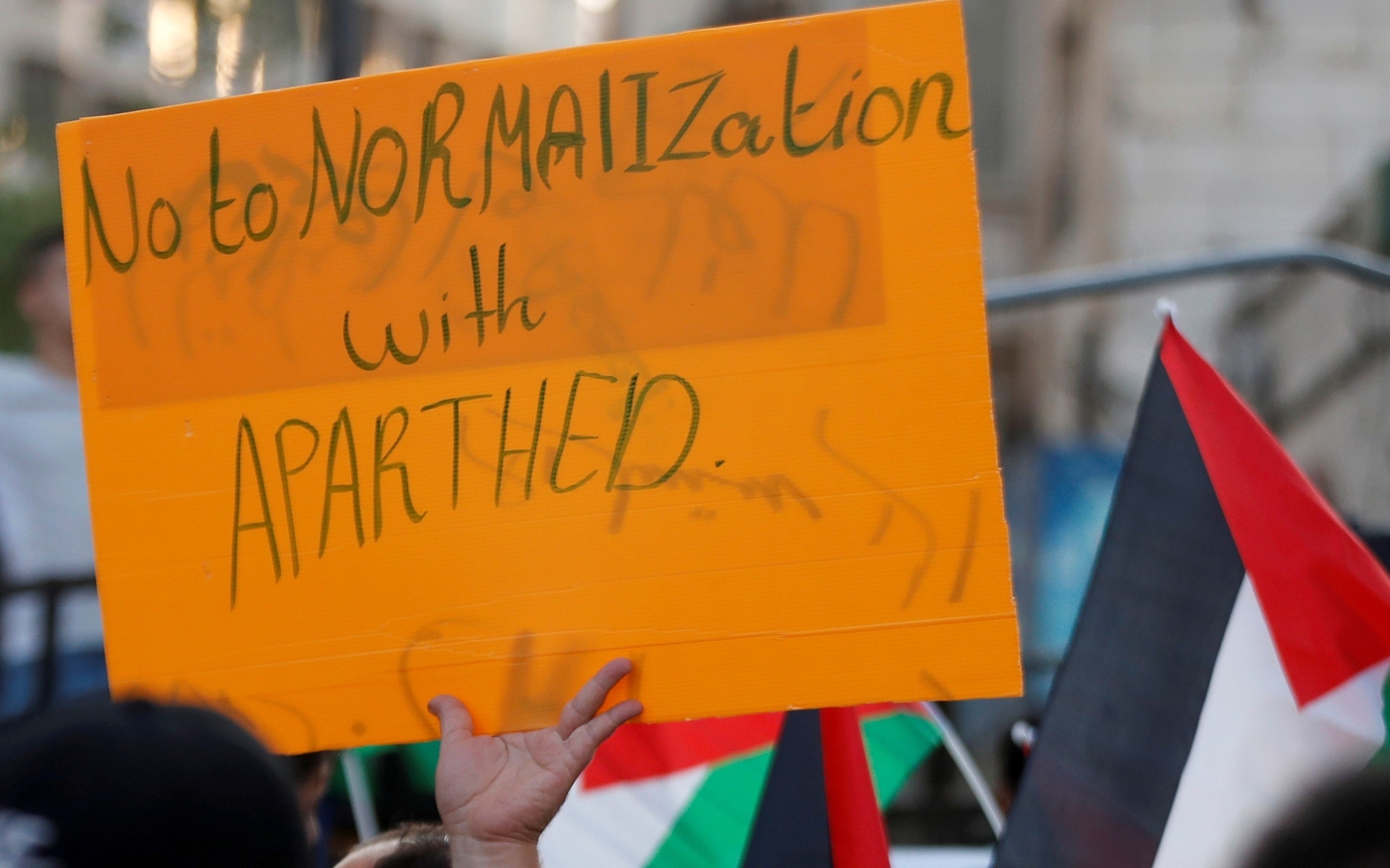 Un manifestant palestinien brandit une pancarte lors d’une manifestation contre l’accord de normalisation émirati avec Israël, à Ramallah, le 15 septembre (Reuters)