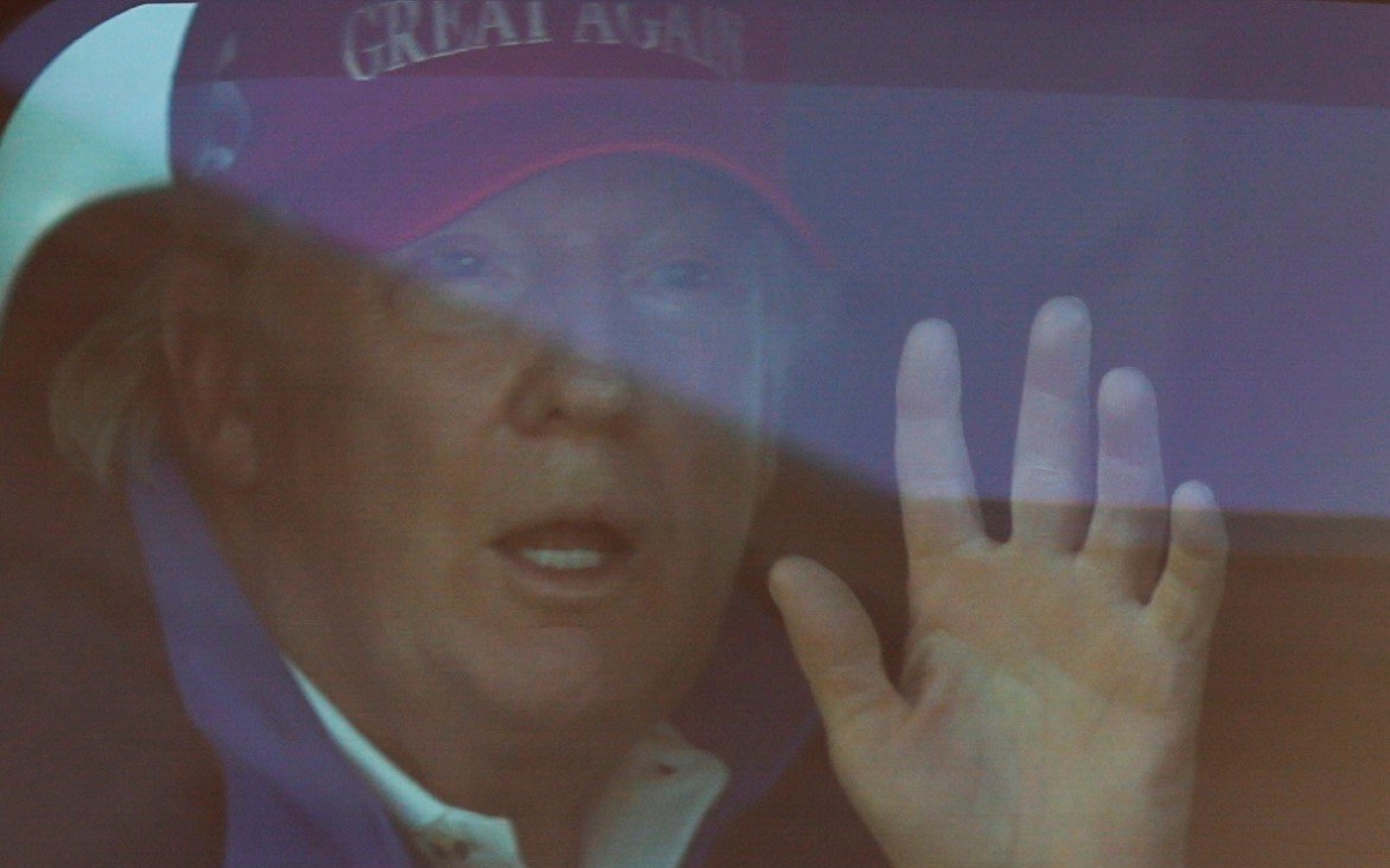 Le président américain Donald Trump salue ses partisans, le 15 novembre (Reuters)