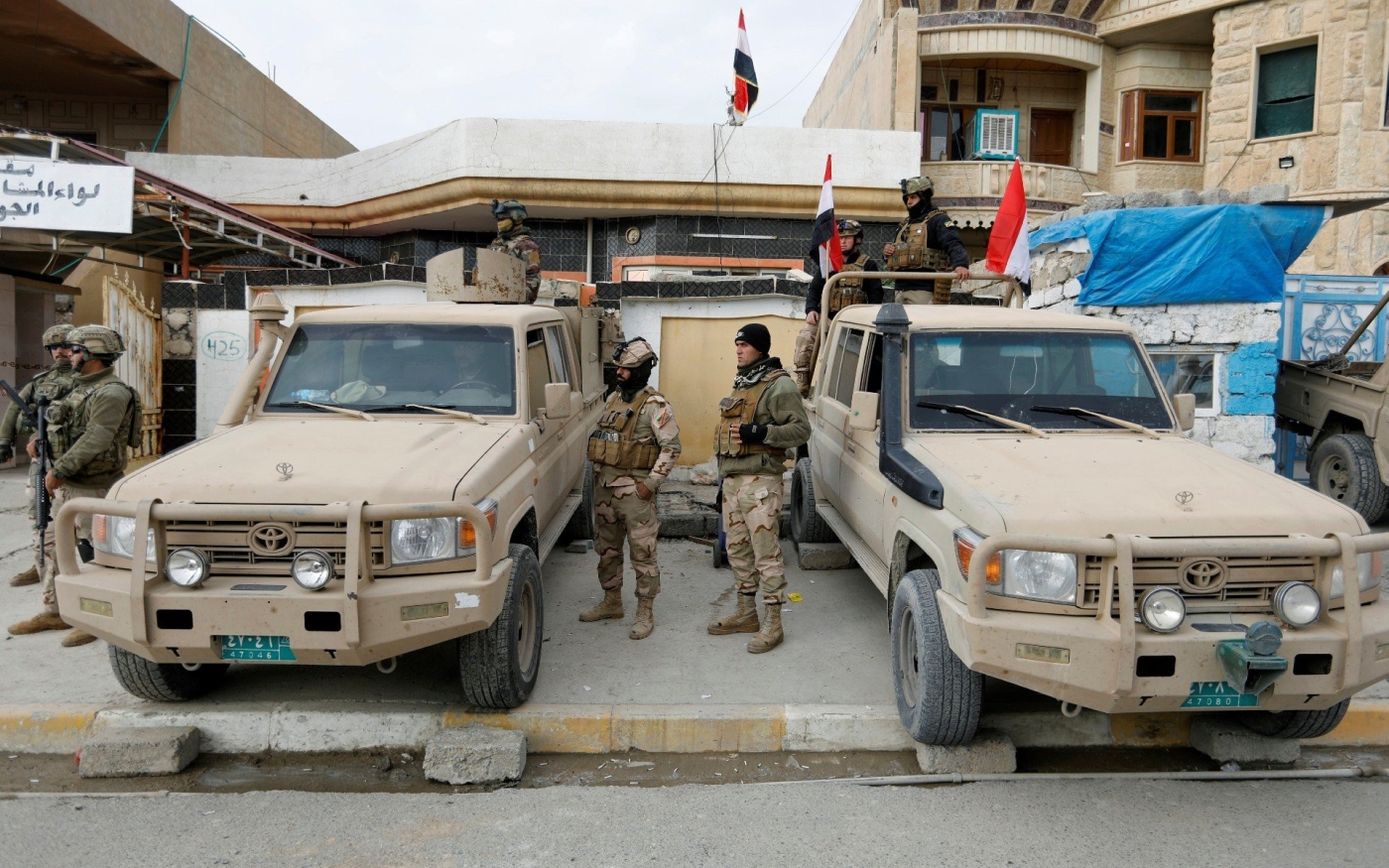 Des membres des forces de sécurité irakiennes sont déployées à Sinjar, dont 70 % de la population est toujours déplacée alors que les affrontements se multiplient dans la ville (Reuters)