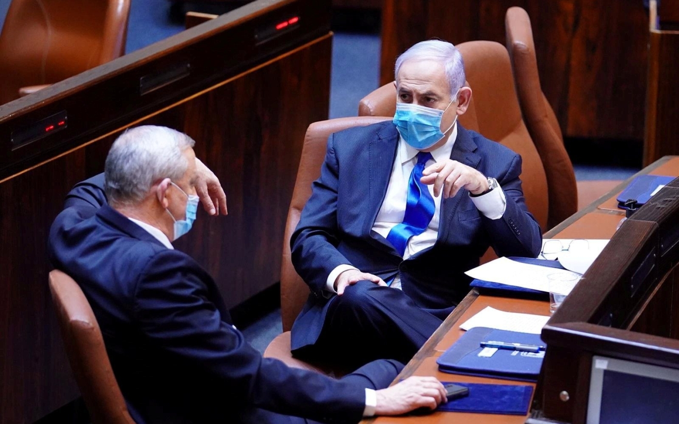 Benjamin Netanyahou et Benny Gantz au Parlement en mai (Reuters)