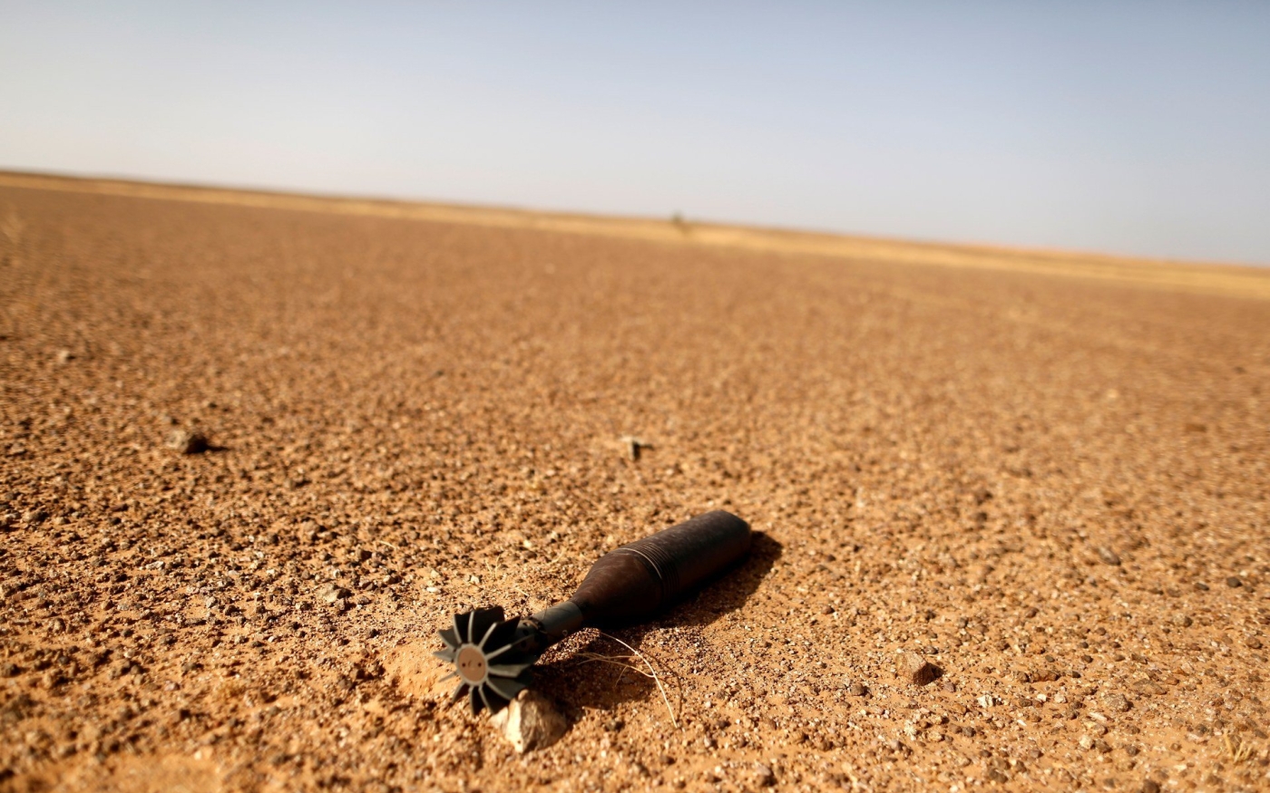 Une roquette gît près d’un mur de terre qui sépare les territoires contrôlés par le Maroc et le Front Polisario au Sahara occidental (Reuters)