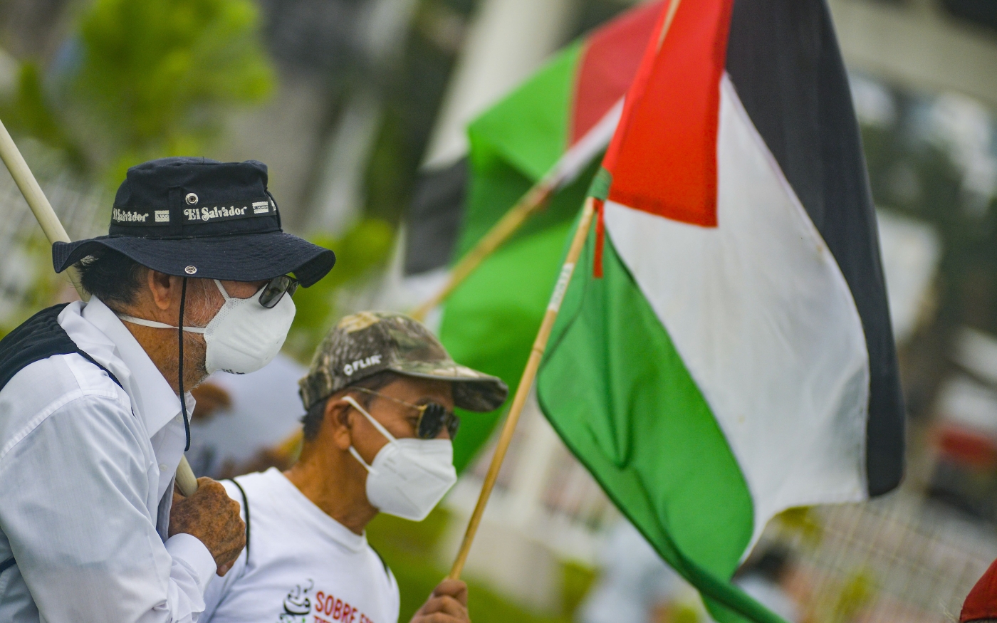 Des Salvadoriens brandissent des drapeaux palestiniens lors d’une manifestation de solidarité avec la Palestine en mai 2021 (Reuters)