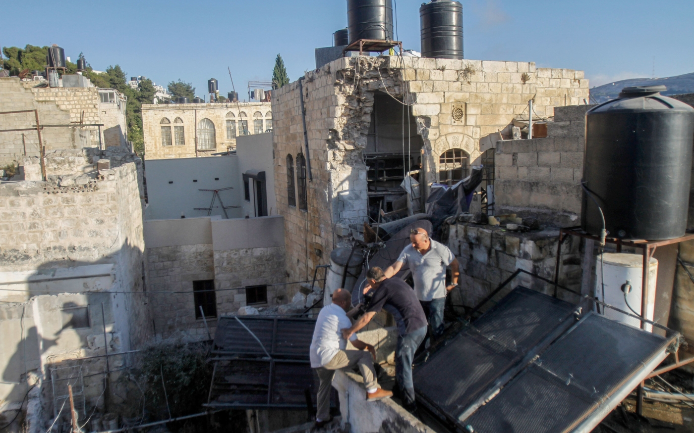 Des Palestiniens inspectent une maison pilonnée par l’armée israélienne lors d’un raid dans la vieille ville de Naplouse (Cisjordanie), le 24 juillet 2022 (Reuters)