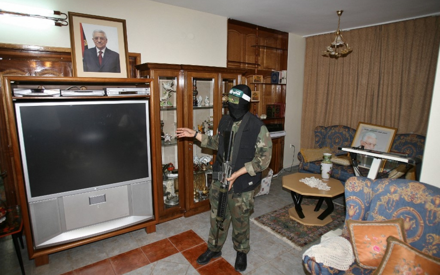 Abou Obeida dans la maison de Mahmoud Abbas à Gaza, le 21 juin 2007 (AFP)