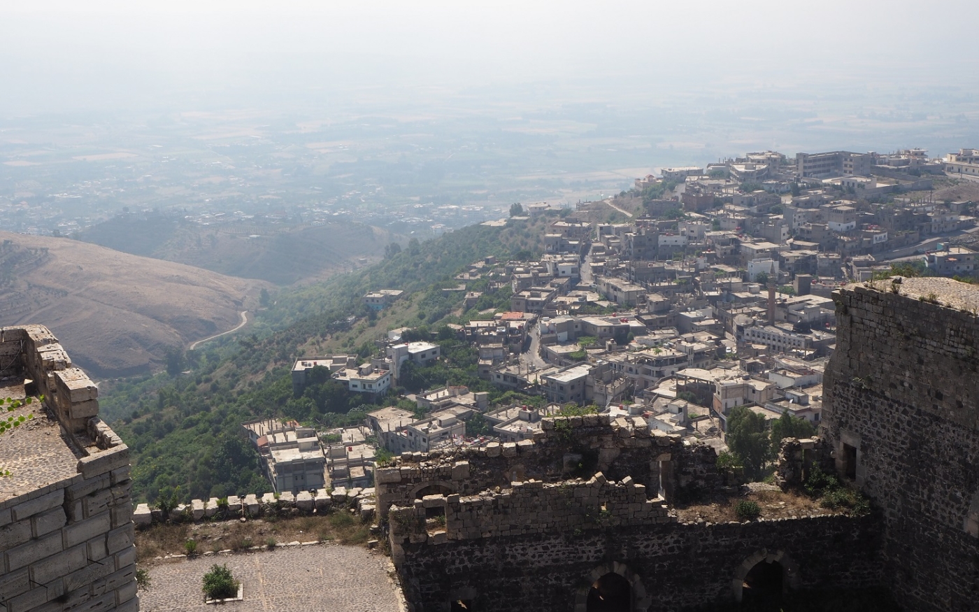 La vue sur la petite ville d’al-Husan, où vivent de nombreux employés du château (MEE/Tom Westcott)